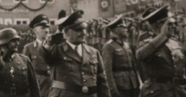 vier alte Fotos - Aufmarsch Soldaten -- Stadt - hohe Offiziere - Ort ?? Fahnen